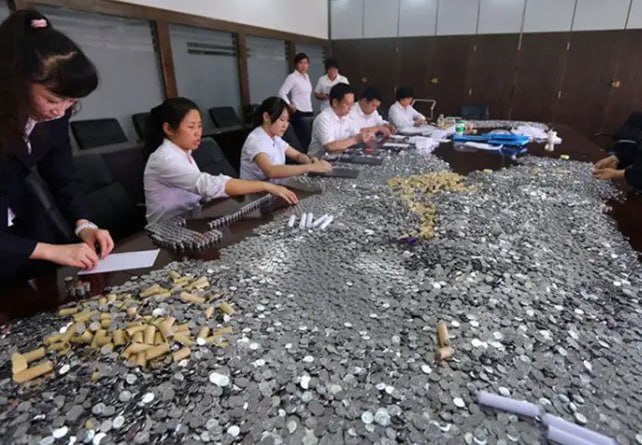 Восемь часов потратили сотрудники банка в Куньмине из за китайца который оплатил штраф мелочью Женщина с мужем обедала в кафе и поссорилась с владельцем Ссора переросла в драку суд встал на сторону клиентов и присудил компенсацию Владелец кафе штраф выплатить согласился но часть выплатил монетами по 0 1 юаня В итоге 18 сотрудников банка целый день занимались пересчетом монет