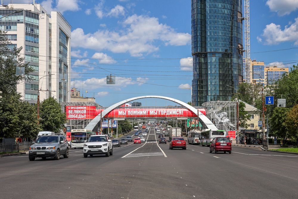 Подрядная организация занимается устранением дефектов в надземном переходе у центрального автовокзала Весной конструкцию отремонтировали: полностью обновили облицовку, плитку и другие элементы. Однако во время осадков на отдельных участках стала собираться вода. Сейчас подрядчик устраняет протечки на крыше: заново закрывает стыки между панелями. Дефектовка выполняется в рамках гарантийных обязательств. Также в переходе начали работу камеры видеонаблюдения. Они уже интегрированы в систему «Безопасный город», материалы с них в случае необходимости смогут передаваться в правоохранительные органы. Управление дорожного хозяйства Подписаться