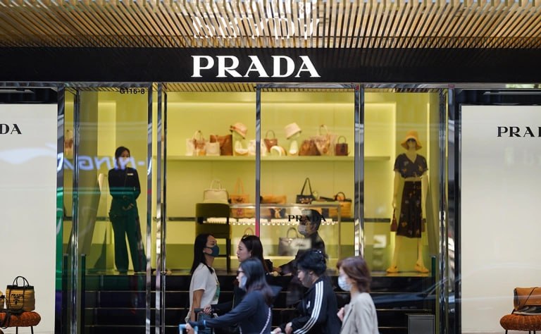 Prada Group завершила сделку по покупке Versace почти за 1 4 млрд сообщает Reuters О том что модный дом Prada купил Versace у Capri Holdings Ltd которой принадлежал бренд стало известно в апреле Стоимость сделки составила 1 375 млрд Лоренцо Бертелли сын владельцев Prada Миуччи Прады и Патрицио Бертелли сообщил агентству в ноябре что возглавит Versace после завершения поглощения По его словам Prada уже несколько лет заинтересована в этой сделке Контакты уже были во время пандемии COVID переговоры велись еще до продажи Capri компании Tapestry Когда эта сделка сорвалась из за антимонопольного законодательства мы вернулись и попытались ускорить процесс рассказал Reuters Бертелли Фото Serene Lee Keystone Press Agency Global Look Press РБК в Telegram и MAX
