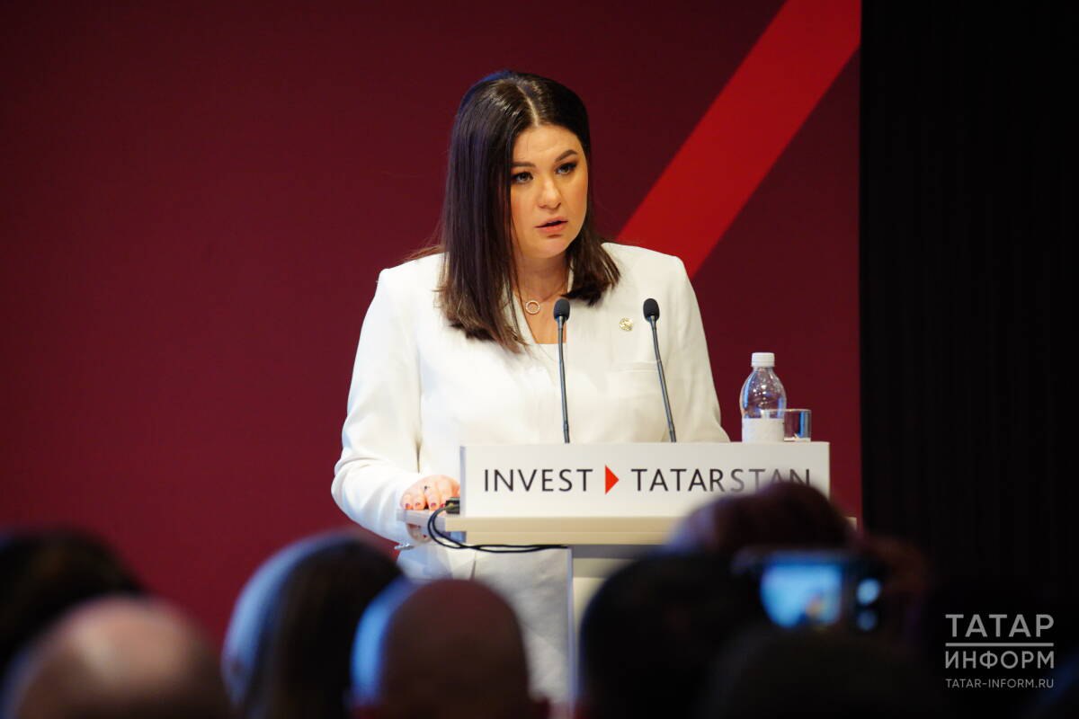 Талия Минуллина раскритиковала глав районов Татарстана которые плохо работают с инвесторами Внятно и убедительно объяснить инвестору чем конкретный муниципалитет Татарстана лучше для капиталовложения чем любое другое место в России это искусство сказала глав Агентства инвестиционного развития республики Талия Минуллина на итоговом заседании коллегии ведомства Поэтому когда инвестор доходит до главы муниципалитета важно его не упустить и помочь довести проект до конца Для этого в 2025 году активизирована работа муниципальных инвестсоветов 146 заседаний где было рассмотрено 329 проектов и одобрено 272 из них По количеству проектов лидируют Тукаевский Высокогорский Нижнекамский Лаишевский и Зеленодольский районы В конце списка Альметьевский Атнинский Камско Устьинский Спасский районы по одному проекту а в некоторых районах вообще нулевая активность Верхнеуслонский Пестречинский Тетюшский районы Коллеги сконцентрируйтесь на инвесторах сейчас им нужна помощь как никогда отметила Минуллина На заседании коллегии АИР РТ подвели итоги прошедшего года обозначили причины которые тормозят инвестпроекты и обсудили как работать инвесторам в условиях неопределенности Подробнее в репортаже Татар информа Минуллина подвела итоги 2025 года рост инвестиций сукук на 5 млрд и проблемные районы iatatarinform tatarinform