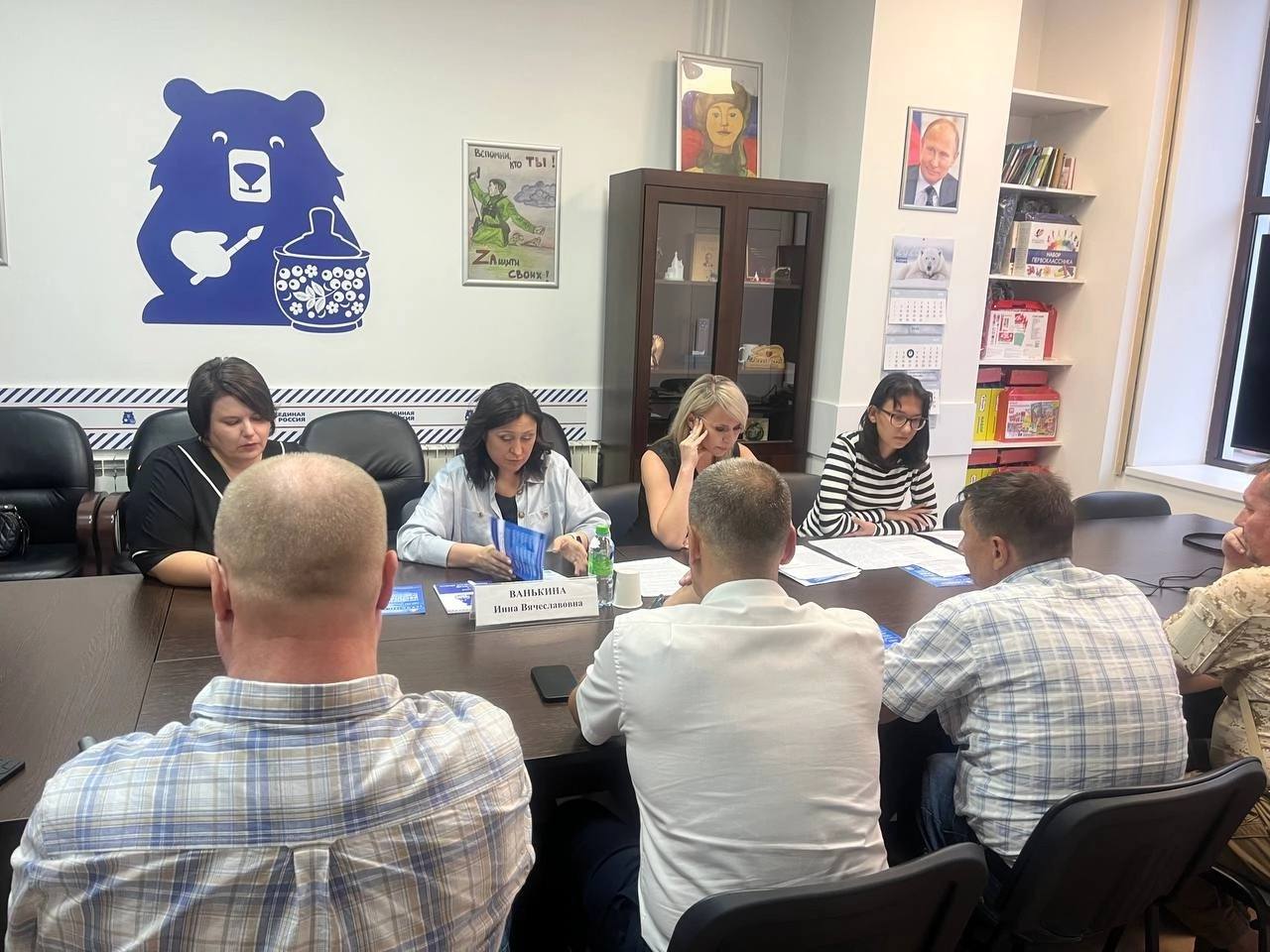Семинар для участников СВО  Высшая партийная школа и Госюрбюро Нижегородской области на площадке Штаба провели семинар для участников СВО в рамках их социализации в гражданском обществе после возвращения.  Со слов депутата Городской Думы Инны Ванькиной, в процессе встречи участники разобрались в юридических основах работы Городской думы, муниципальных депутатов и их помощников, рассмотрели вопрос оказания государственной бесплатной юридической помощи, выяснили, с какими основными проблемами обращаются участники СВО и члены их семей, определили способы поддержки.     Заметитель директора Госюрбюро Ирина Чистякова:  «Наставничество и передача опыта является уже доброй традицией для Нижегородского Госюрбюро, а такая почетная миссия как адаптации к гражданской жизни  участников СВО является приоритетной задачей»