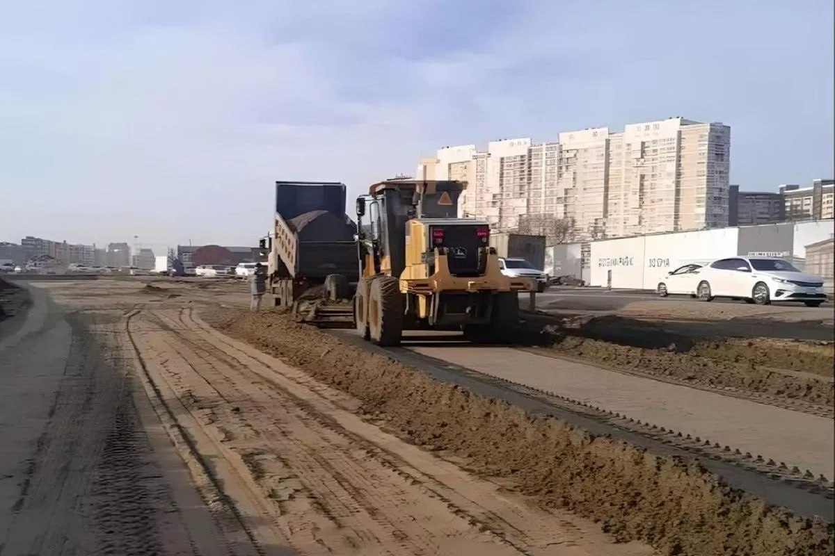 На 66 выполнена реконструкция Западного Обхода в Краснодаре на одном из участков Работы идут одновременно на двух участках от улицы Средней до кольца ЖК Немецкая деревня и от ЖК Немецкая деревня до кольца с пересечением улицы Красных Партизан Процент их выполнения 66 и 21 соответственно Для дальнейшего расширения дороги специалисты демонтируют надземный пешеходный переход в районе пересечения с ул им Кудухова так как он не соответствует ширине будущей дороги На время строительства на участке установлен временный светофор Кубанские Новости Мы в MAX