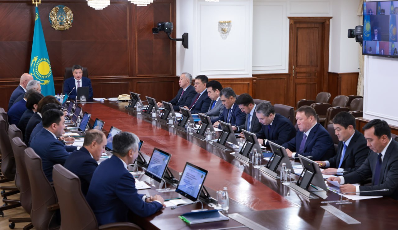 Бектенов поручил сдерживать инфляцию в Казахстане на уровне 10 11 до конца года На заседании правительства премьер министр отметил что уже в августе годовая инфляция выросла до 12 2 Он заявил что перед кабмином стоит задача по сдерживаю ее на уровне 10 11 В связи с этим он дал поручения Миннацэкономики вместе с Нацбанком акиматами министерствами сельского хозяйства торговли промышленности энергетики а также АЗРК сделать все возможное kursivm kursiv news