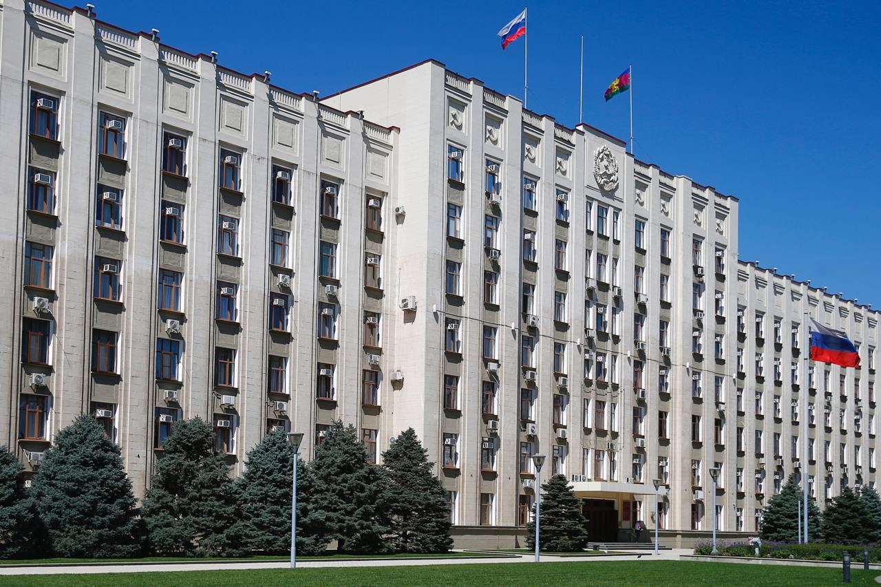 На устройчивое развитие экономики Кубани в 2025 году направят 5 млрд рублей Губернатор региона Вениамин Кондратьев утвердил план обеспечения устойчивого развития экономики и социальной стабильности региона на текущий год. Документ направлен на смягчение последствий санкций — поддержку отраслей экономики и социальной сферы. — Среди ключевых нововведений – поддержка сельскохозяйственных товаропроизводителей, особенно молочно-товарных ферм, а также организаций курортной отрасли и промышленных предприятий, — сказал Кондратьев. Среди новых мер поддержки: – субсидии промышленным предприятиям на возмещение части затрат при лизинге или покупке нового оборудования — 68,5 млн рублей; – субсидии организациям санаторно-курортной и туристической сферы Анапы и Темрюкского района; – субсидии на ремонт и оснащение номерного фонда — 90 млн рублей; – субсидии на обеспечение замкнутого цикла воспроизводства молочного стада — 133 млн рублей ежегодно с 2025 по 2027 годы, а также на модернизацию молочно-товарных ферм. Телеканал «Краснодар»