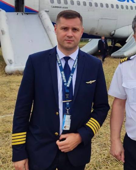 Суд Омска вернул в прокуратуру уголовное дело пилота Сергея Белова посадившего самолёт в поле в Новосибирской области Адвокаты лётчика сообщили что ходатайствовали об исключении из материалов дела лётно технической экспертизы Документ по их словам не только содержит противоречивые сведения и произведён некомпетентным экспертом После этого суд отправил материалы уголовного дела обратно в прокуратуру на дорасследование Борт рейса Сочи Омск напомним совершил аварийную посадку в поле в Убинском районе 12 сентября 2023 года никто из пассажиров и членов экипажа не пострадал