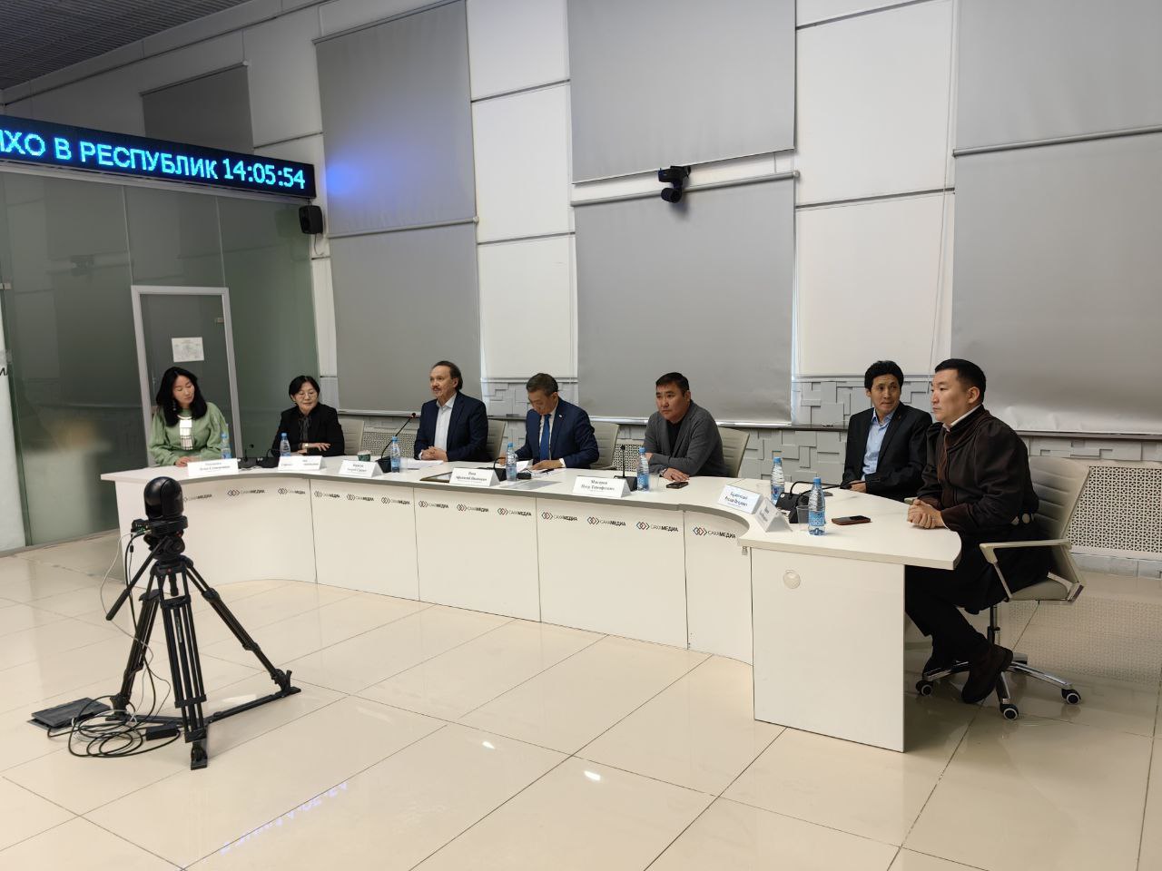 Большой культурный проект С успехом прошли гастроли трех театров Якутии в нескольких регионах Поволжья включая выступления в новом здании Театра Камала в Казани Это Саха театр Театр олонхо и Театр танца Событие приурочено к декаде Олонхо Об итогах гастролей рассказали госсоветник Андрей Борисов министр культуры и духовного развития Афанасий Ноев руководители театров Якутия показала свой эпос разговаривая со зрителем на языке мудрости космогонической фантазии предков Андрей Саввич рассказал о величии эпоса который признан шедевром человечества то есть стоит в одном ряду с эпосами традиционными театрами больших стран Афанасий Ноев рассказал о том что Айсен Николаев сегодня на встрече с олонхосутами народными мастерами провозгласил Третье десятилетие Олонхо Напомним сегодня отмечается День Олонхо и 20 летие признания эпоса шедевром человечества международной организацией ЮНЕСКО Презентация олонхо прошла по приглашению Минкультуры Татарстана Саха театр выступил еще в Чебоксарах Постановщиком презентации выступил Андрей Борисов Он сказал что выступление прошло легко на духовном подъеме Главный режиссер Саха театра Руслан Тараховский сказал что участие в фестивале Ласточка в Чебоксарах прошло успешно получен приз в одной из номинаций Андрей Саввич сказал что авторитет Саха театра высок Театр танца это феерия и праздник Коллектив носит имя олонхосута Зверева Кыыл Уола Был в Марий Эл Татарстане Казани и Набережных Челнах Гастроли прошли по федеральным программам Помогала принимающая сторона Замечательная возможность себя показать других посмотреть Охвачено 8 городов Везде аншлаги