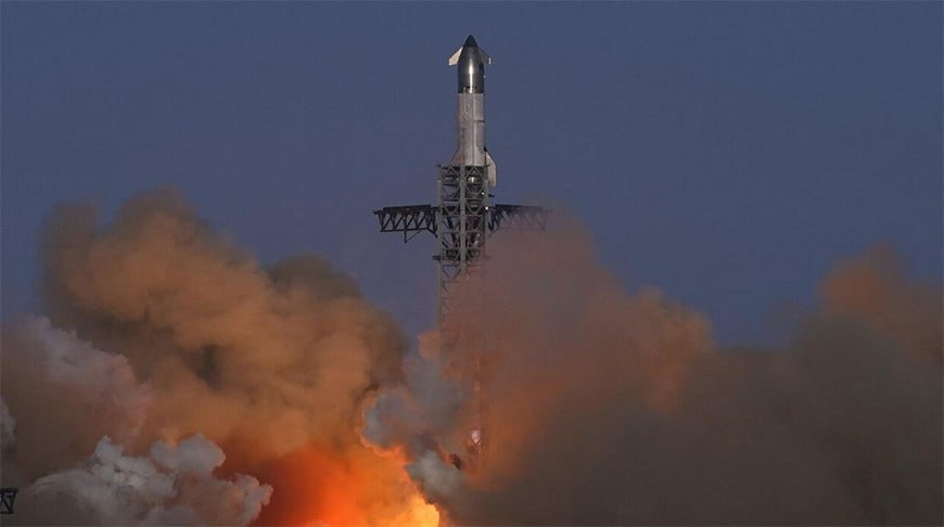 Starship готовится к финальному испытанию перед версией V3 SpaceX назначила 11 й испытательный запуск Starship на понедельник 13 октября Старт с площадки Starbase в Техасе запланирован на 18 15 по местному времени что соответствует 2 15 по минскому времени 14 октября Миссия станет завершающей для текущего поколения корабля Super Heavy выполнит посадку в Мексиканском заливе а верхняя ступень развернет восемь макетов спутников Starlink повторно активирует двигатель Raptor и протестирует теплозащиту с частично снятыми панелями Приводнение ожидается в Индийском океане Илон Маск ранее заявил что в 2026 году планирует отправить Starship с роботом Optimus на Марс а к 2029 году и с экипажем Его цель создать автономный город на Красной планете в течение 20 лет Перекус