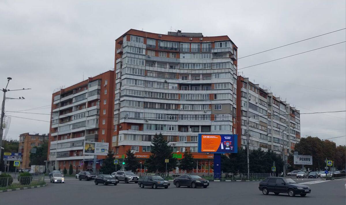 Многоквартирному дому расположенному во Владикавказе по адресу проспект Коста 278 исполнилось 50 лет По этому случаю жильцы организовали праздничное мероприятие Программа включала в себя концерты конкурсы мастер классы чаепития и банкет а также награждения образцовых семей Шестиподъездный многоэтажный дом представляет собой полукруглое здание Здесь в разное время жили многие известные политические деятели врачи ученые а также именитые спортсмены Кроме того интересным является факт что в 1977 году в этом доме проходили съемки популярного осетинского фильма Семейная драма region15 ru