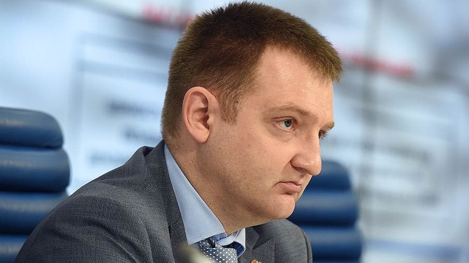 В Минпросвещения заявили об отсутствии планов применять электронные учебники Об этом заявил первый заместитель министра Александр Бугаев Бумажный учебник формирует мировоззрение он формирует развитие ребёнка в том числе и головного мозга Конечно наши учебники останутся бумажными сказал чиновник на слёте Всемирного фестиваля молодёжи в Нижнем Новгороде Бугаев обратил внимание что в российских школах применяют электронные информационные системы В частности в учебных заведениях используют электронные дневники При этом как отметил замминистра просвещения живого и непосредственного общения учителя и ученика никто и никогда не заменит Подпишись на Говорит Москва