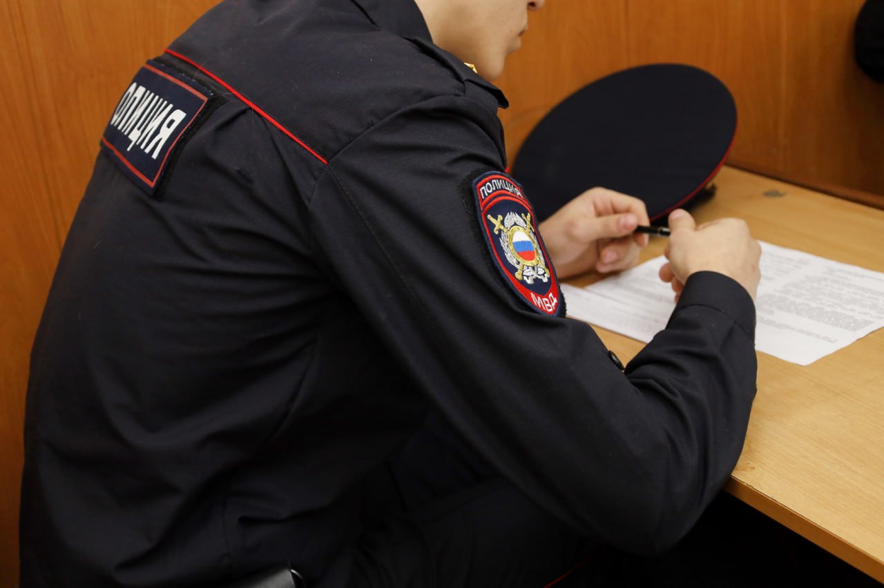 В УМВД России по Костромской области прошел региональный этап Всероссийского конкурса профессионального мастерства среди сотрудников уголовного розыска В борьбу за звание лучших вступили 13 оперативных сотрудников Насыщенная программа конкурса позволила всесторонне оценить сотрудников. Наряду с общими дисциплинами – стрельбой, физподготовкой, полицейские продемонстрировали узкоспециальные навыки: знание законодательства, оперативной составляющей. По результатам конкурса с результатом 169 баллов, лучшим по профессии стал начальник отдела УУР УМВД России по Костромской области Анатолий Пак. С отрывом в 10 очков второе место занял старший оперуполномоченный УМВД России по г. Кострома. Замкнул тройку лидеров полицейский МОтд МВД России «Чухломское» Начальник регионального управления уголовного розыска Александр Мызин вручил победителю и призерам дипломы. Обладатель звания «Лучший по профессии» будет представлять Костромскую область на всероссийском этапе конкурса. #МВД #Кострома #БудьвФорме