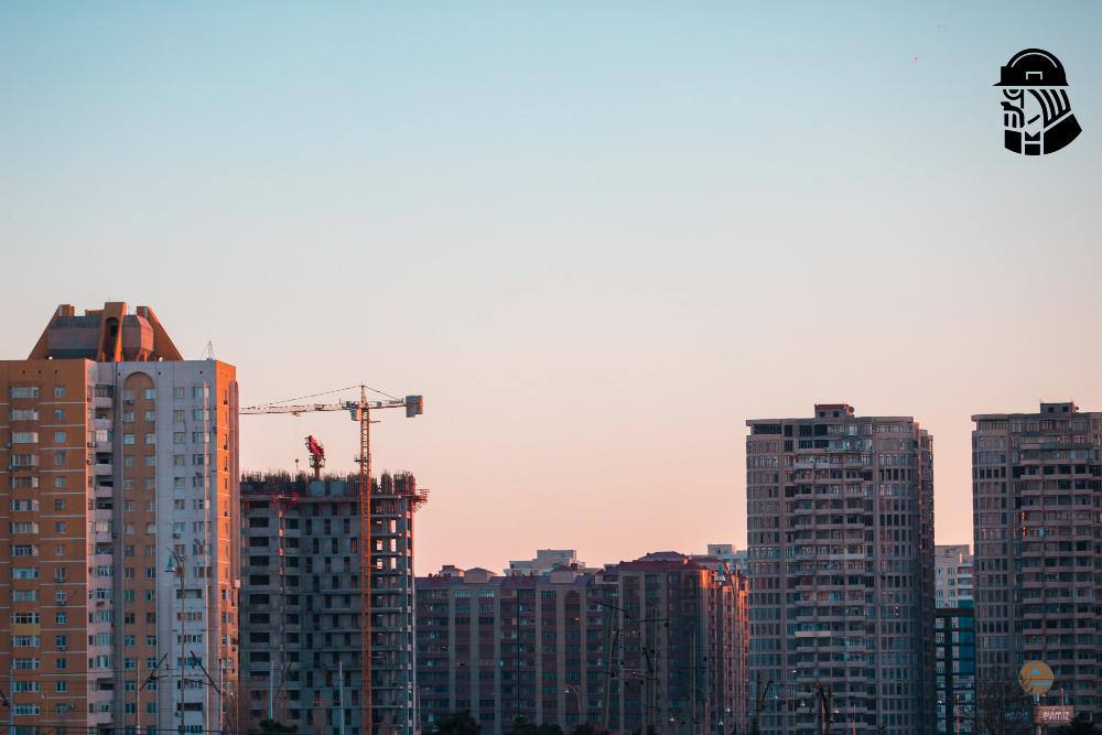Число городов с нераспроданным жильем выросло в 11 раз Сразу 11 городов-миллионников оказались в зоне риска из-за нераспроданного жилья. До момента пока действовала льготная ипотека по 8% 1 июля 2024-го темпы продаж отставали от строительства только в одном мегаполисе — Воронеже, пишут «Известия». Но с тех пор кредиты на новостройки сократились с 475 до 167 млрд рублей в месяц и рухнул спрос. Тем не менее застройщики продолжают строить — объемы выросли на 10% и больше, вот и копятся непроданные метры. Лучше всего дела в Москве и Питере: там раскупают 95% и 92% жилья соответственно. В Нижнем Новгороде, Екатеринбурге, Казани продажи заметно просели. А в таких городах, как Волгоград, Пермь и Самара сейчас продается меньше 70% новостроек.