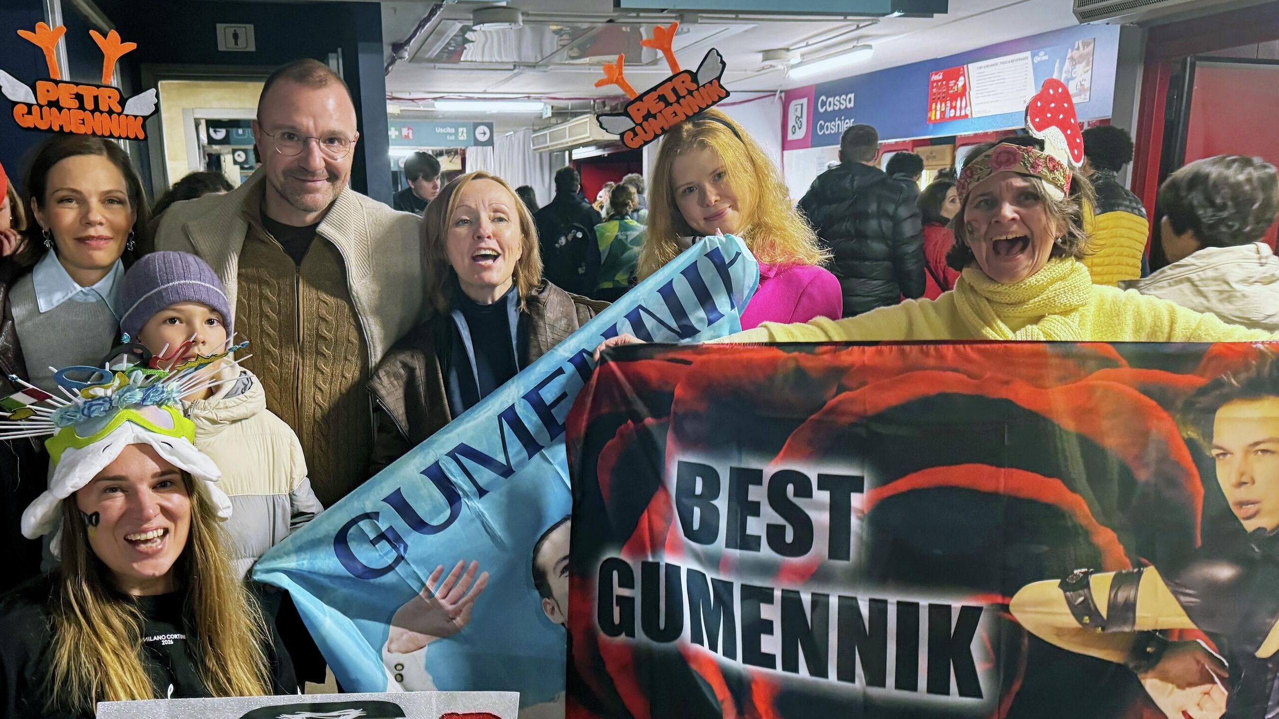 Российские болельщики приехавшие поддержать фигуриста Петра Гуменника на зимних Олимпийских играх в Италии подготовили баннеры плакаты и игрушки и планируют скандировать фигуристу Браво а также привлекать к этому соседей по стадиону выяснил корреспондент РИА Новости По окончании разминки все уходят со льда Петр остается Мы поднимаем баннеры плакаты приветствуем После проката финальное приветствие выбрасываем игрушки растягиваем баннеры скандируем Браво обсуждают болельщики в сообществе в котором готовятся к посещению выступления Кроме того команда поддержки фигуриста планирует подключать к скандированию соседей по трибунам просить их держать баннеры Предлагаю скандировать Браво итальянцы могут подхватить указывает одна из болельщиц Соревнования с участием Гуменника начнутся в 20 30 мск россиянин значится под первым стартовым номером Олимпийские игры в Италии продлятся до 22 февраля В соревнованиях принимают участие 13 россиян