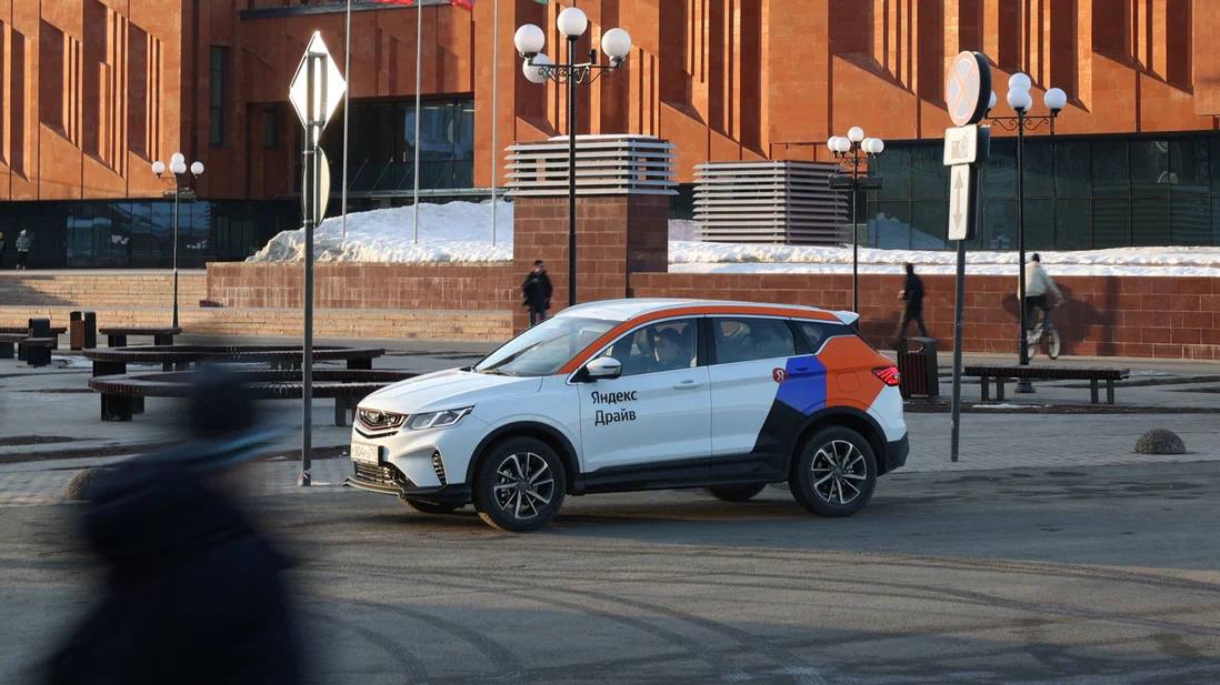 Яндекс Драйв ввёл льготные условия для аккуратных пользователей по ущербу в ДТП  Осторожным и внимательным водителям не придётся платить за ущерб автомобилю, причинённый по его вине, и чем выше рейтинг, тем дешевле услуга.  Чтобы получить возможность подключить услугу «Полное спокойствие», нужно проехать на автомобилях сервиса от 30 км, набрав рейтинг не менее 42: это значение в Яндекс Драйве считают минимальным показателем аккуратного вождения. При расчёте рейтинга учитываются, к примеру, резкие торможения, активные перестроения и превышение скоростных лимитов.