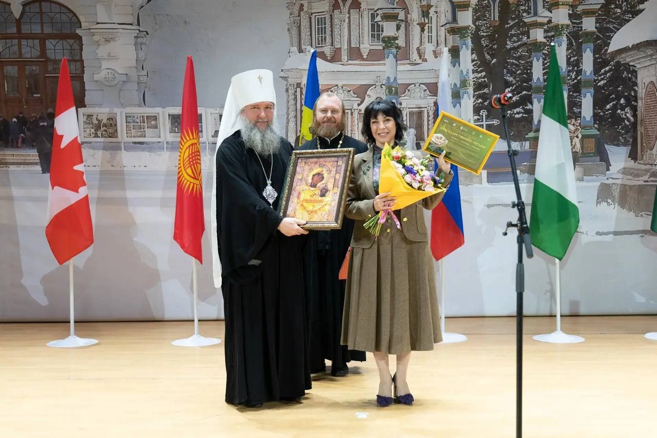 В Свердловской области к консультированию женщин в состоянии репродуктивного выбора привлекут священников Министерство здравоохранения Свердловской области под руководством Татьяны Савиновой запускает масштабный проект по кардинальному изменению подходов к консультированию и поддержке женщин в состоянии репродуктивного выбора Проект призван повысить демографические показатели региона создав более комфортную среду для беременных женщин Помимо священнослужителей консультации будут проводить акушеры гинекологи медицинские психологи социальные работники а также юристы и специалисты по финансовым вопросам Власти объясняют инициативу сложной демографической ситуацией По итогам прошлого года доля абортов в регионе превысила средний показатель по стране Проект направлен на изменение отношения к беременности и материнству особенно среди женщин 25 35 лет В Минздраве считают что ребёнок может стать стимулом для личного и профессионального роста а работодатели будут с большим пониманием относиться к сотрудницам с детьми Сегодня мне очень понравилось что руководитель проекта презентуя его произнесла слово Нежность Мне это очень откликается Именно так мы хотим выстроить работу с женщинами в наших женских консультациях с нежностью Я очень люблю технологию равный учит равного У нас есть абсолютно уникальные доктора у которых 70 женщин после доабортного консультирования меняют свое решение и сохраняют беременность Сегодня в качестве наставников выступали доктора женских консультаций которые поделились своими технологиях работы с беременными женщинами сказала заместитель губернатора Свердловской области министр здравоохранения Татьяна Савинова Психологический фактор по мнению главного внештатного специалиста по клинической психологии Минздрава региона Евгении Набойченко очень важен именно с позиции того как врач гинеколог психологически настроен по отношению к женщине и на то чтобы сохранить беременность Мы понимаем что нужно сопровождать не только женщин но еще и врачей работающих в женских консультациях Сегодня наши коллеги очень грамотно и четко на своих примерах объяснили роль психологического состояния самого врача по отношению к женщине Если сам акушер гинеколог доброжелателен и настроен на то чтобы женщина сохранила ребенка то это повышает процент успеха к тому чтобы пациентка сохранила беременность Ранее в Свердловской области третья сеть частных клиник отказалась от абортов На фото заместитель губернатора Свердловской области министр здравоохранения Татьяна Савинова на церемонии награждения премией Государеву человеку с митрополитом Екатеринбургским и Верхотурским Евгением и председателем Патриаршей комиссии по вопросам семьи защиты материнства и детства иерея Феодора Лукьянова Награждение состоялось в рамках концерта воззвания Семья и мир во имя будущих поколений Патриаршая комиссия по вопросам семьи в Telegram ВК Сайт