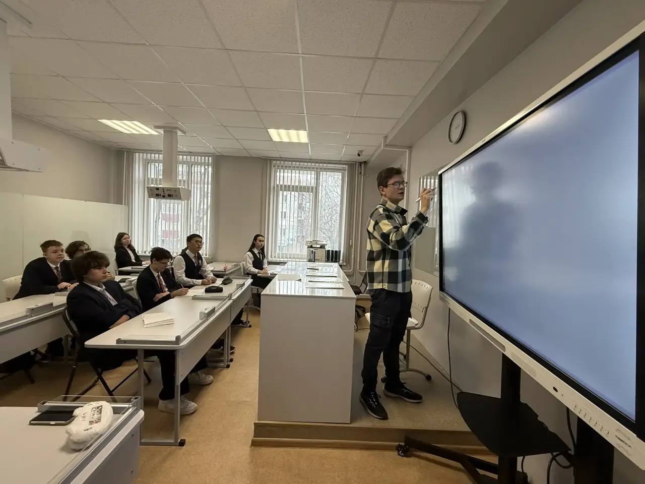 Эксперты из Санкт Петербурга готовят южносахалинских школьников к региональному этапу Всероссийской олимпиады по физике и математике Студенты магистратуры и ассистенты кафедр СПбГУ на протяжении 12 дней будут объяснять ученикам 9 11 классов азы линейной алгебры В качестве учебных материалов задания последних лет Но главное ребят учат думать самостоятельно и смотреть на задачи нестандартно Такую подготовку могут пройти победители школьного и муниципального этапов олимпиады Сейчас за партами свыше 20 человек Ребят натаскивают на задачи регионального и заключительного этапа На кону шанс поступить в вуз без вступительных испытаний