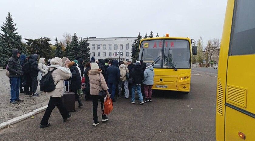 Первомайск в День народного единства отправил на отдых в Москву 46 талантливых детей ⁠ Первомайск в День народного единства отправил на отдых в Москву 46 творческих ребят и участников художественной самодеятельности. Об этом сообщил глава города Сергей Колягин.  «Символично, что в День народного единства 46 творческих ребят и участников художественной самодеятельности из нашего городского округа в составе группы детей Луганской Народной Республики отправляются на отдых в город Москва», — написал он.  Колягин добавил, что эта поездка, организованная в рамках Всероссийской программы культурно-просветительских маршрутов для школьников ДНР, ЛНР, Запорожской и Херсонской областей «Культурная карта 4+85» и инициированная Министерством культуры РФ, стала возможной благодаря Росконцерту.  «От вашего имени, дороги...  Подробнее>>>