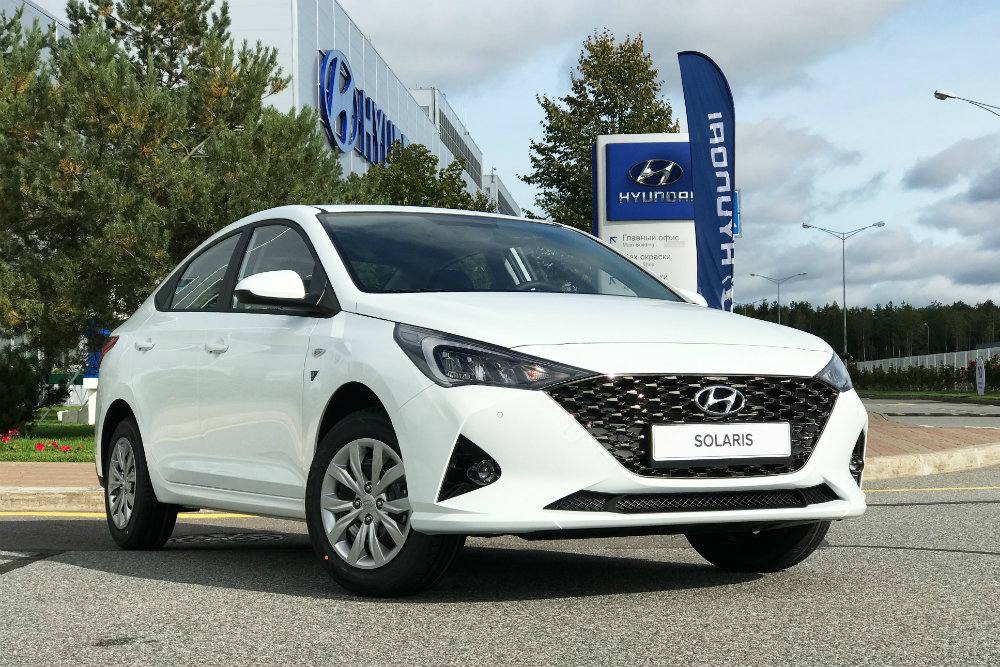 Hyundai планирует выкупить заводы в Санкт-Петербурге до конца 2025 года, пока действует опция обратного выкупа. Это связано с желанием восстановить долю рынка, где компания ранее продавала по 354 тысяч автомобилей в год, и потеснить китайские бренды, которые занимают около 80% импорта, но не спешат локализовать производство. Компания обновляет товарные знаки через Роспатент, что подтверждает намерения.