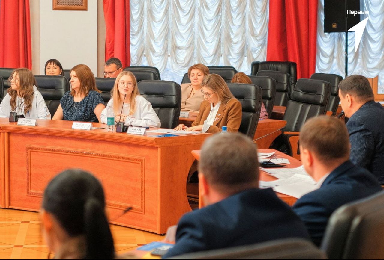 Первые рассказали в правительстве ЕАО о том, что успели сделать за три месяца и о своих планах  Координационный совет при губернаторе ЕАО по взаимодействию с региональным отделением Движения Первых состоялся накануне. Он проходил под председательством вице-губернатора автономии Дмитрия Братыненко.    Лидер Движения в регионе Кристина Мазурова рассказала об итогах деятельности Первых в третьем квартале. Она отметила, что 4 школы из ЕАО стали обладателями денежного вознаграждения за участие во Всероссийском конкурсе первичных отделений. Назвала ряд крупных мероприятий, проведённых Движением в ЕАО. Они охватили более 4330 уникальных ребят.  Активисты-Первые рассказали о проектах, в которых приняли участие: «Первые в профессии», всероссийский этап «Зарницы 2.0», «Родные – Любимые», Чемпионат по первой помощи и другие. Поделились ребята и своими планами на будущее. Продолжается проект «Волонтёрские рекорды Первых», впереди добрая и светлая «Ёлка желаний» и т.д.   С радостью Первые пригласили губернатора ЕАО Ростислава Гольдштейна и вице-губернатора Дмитрия Братыненко на Региональную конференцию Движения Первых, которая состоится в ноябре.    Работу регионального отделения вице-губернатор признал удовлетворительной, предложил при подготовке ребят к игре «Зарница 2.0» больше внимания уделять таким ролям как оператор БПЛА, минёр, штурмовик.  #ДвижениеПервых79