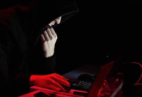 Количество атак на российские организации с использованием вредоносного кода растет С начала года в России нарастает число кибератак через внедрение вредоносных скриптов в популярные веб-приложения. Используя уязвимости сайтов, злоумышленники могут получать доступ к пользовательским данным. Такие атаки могут привести к утечкам данных, за которые уже с конца мая бизнесу грозят крупные штрафы. Эксперты считают, что это «вечная» уязвимость и владельцам веб-сервисов нужно постоянно обновлять свои средства защиты. “Ъ” ознакомился со статистикой веб-угроз в первом квартале 2025 года компании «Вебмониторэкс», из которой следует, что из 270 млн зафиксированных в этот период атак на веб-приложения крупных компаний 40% пришлись на межсайтовый скриптинг XSS-атака , что на 10 п. п. больше, чем за аналогичный период прошлого года. Фото: Иван Водопьянов/Коммерсантъ Подписывайтесь на «Ъ-Черноземье»