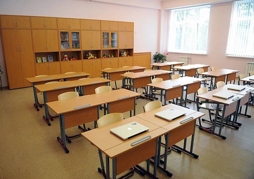 Сломанный палец на перемене обошёлся школе в 150 000 В петербургской школе прошедшей весной ученик бежал по коридору во время перемены и споткнулся о парту Стол приземлился мальчику на ногу произошёл перелом пальца Ребёнок в течение месяца не мог посещать уроки Мама обратилась в прокуратуру с жалобой Со школы взыскали компенсацию морального вреда в размере 150 тысяч рублей в пользу семьи пострадавшего школьника GradSPb Места СПб TodaySPb Новости СПб