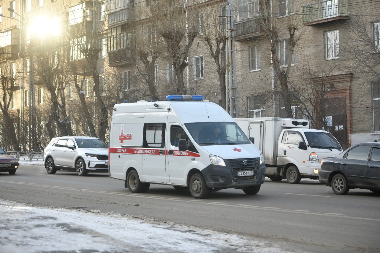 8-летний мальчик сломал позвоночник, катаясь на санках в екатеринбургском парке  В последний день школьных каникул мальчик по имени Паша  имя изменено  получил серьезные травмы, когда неудачно приземлился после спуска с горки в Основинском парке Екатеринбурга. Врачи обнаружили у него переломы пятого и шестого позвонков.   Власти Кировского района выразили готовность засыпать опасную горку песком, чтобы предотвратить подобные несчастные случаи в будущем, сообщает телеграм-канал "Екатеринбург Главное".