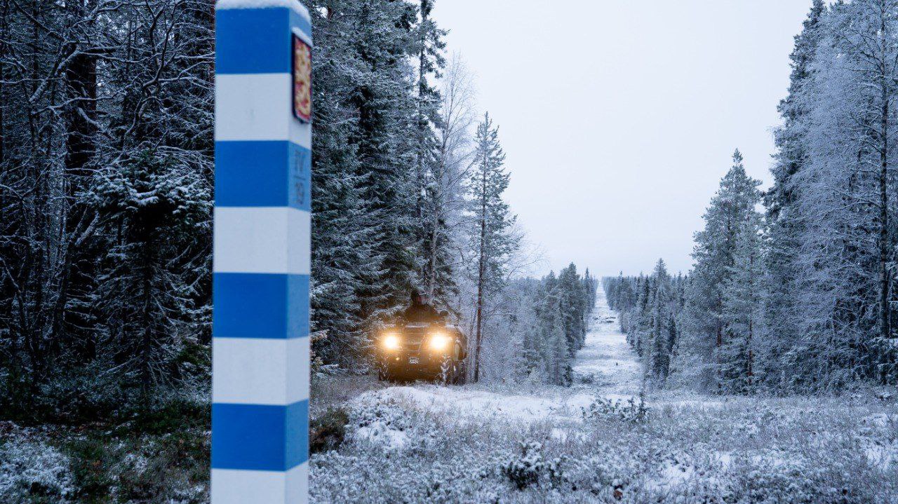 В Финляндии строят ограждение в нескольких метрах от границы с Россией сообщает Yle со ссылкой на пограничную службу страны Ограждение представляет собой 3 5 метровую плотную сетку рабицу Каждые 500 м предусмотрены проходы для обслуживания и каждые 3 км проходы для животных которые при необходимости можно закрыть Через каждые 20 м забора установлены мачты с камерами и посты наблюдения Yle пишет что позволить себя оградиться полностью с восточной стороны Финляндия не может из за стоимости Каждые 200 км ограждения обходятся в 362 млн евро а вся граница составляет примерно 1300 км Пограничная служба Финляндии Подпишитесь на Ведомости