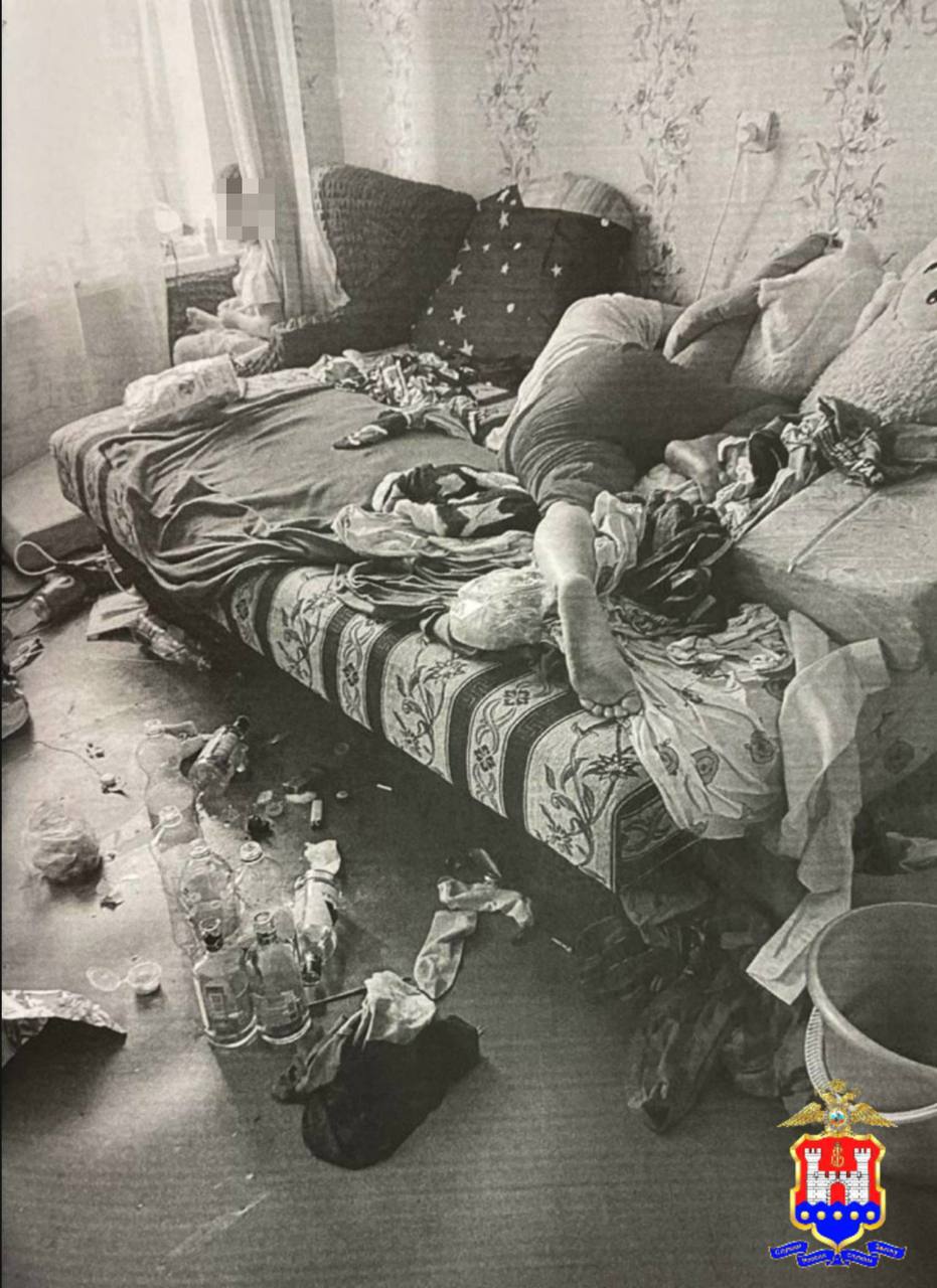 В Советске двух мальчиков оставили дома одних их мать была пьяна а квартира превратилась в свалку Во время рейда сотрудники полиции нашли 6 и 8 летнего мальчиков оставшихся без присмотра Их мама находилась в сильном алкогольном опьянении а вокруг бутылки мусор и остатки еды прямо на полу Жизнь и здоровье детей сейчас в безопасности их передали бабушке На мать составили административный протокол за неисполнение родительских обязанностей Полиция напоминает забота о детях это не только безопасность но и нормальные условия для жизни и воспитания Фото УМВД по Калининградской области КАСКАД Прислать новоcть