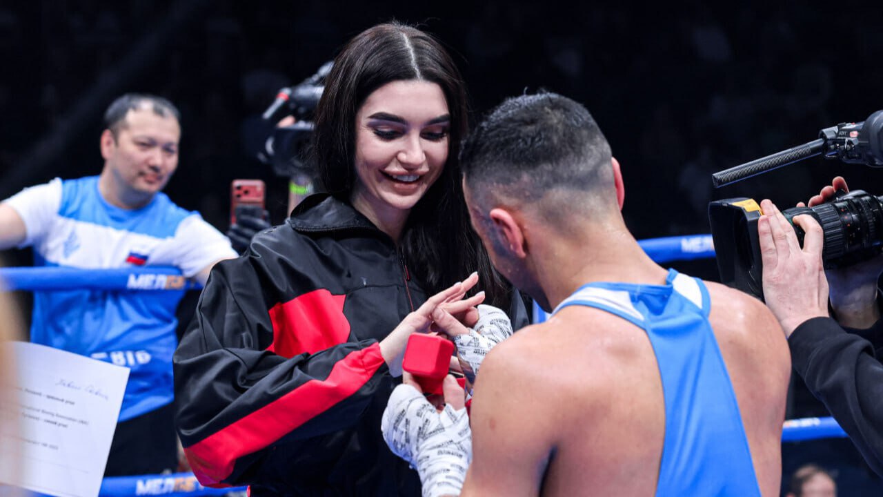 Оренбургский боксер Габил Мамедов сделал предложение девушке после победы на ринге Чемпион Европы и пятикратный чемпион России по боксу Габил Мамедов предложил руку и сердце своей возлюбленной после победного поединка с кубинцем Виктором Пересом Я планировал жениться Мне 31 год и это осознанный шаг Слава богу что выиграл Когда делал предложение очень волновался Скажи мне еще полгода назад что я буду в ринге делать предложение девушке в эфире такого телеканала как Матч ТВ я бы ответил Да вы что А сегодня я понял что хочу И вот это желание победило мои страхи и опасения поделился спортсмен Тут вспомнился фильм Бой с тенью и цитата из него Любовь бьет прямо в сердце стоит тебе раскрыться Она не похожа на Тайсона но бьет намного сильнее Фото Матч ТВ orengorodovoy теперь в MAX