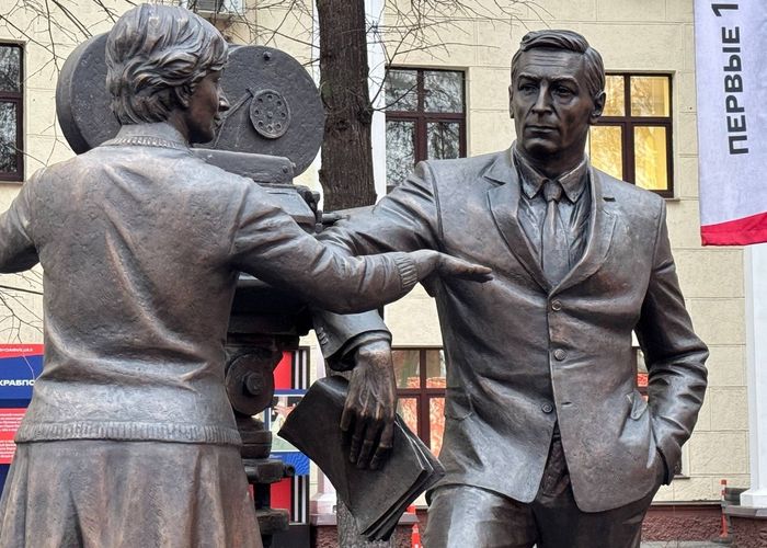 В Москве открыли памятник создателям фильма Семнадцать мгновений весны Бронзовые фигуры Татьяны Лиозновой Юлиана Семёнова и Вячеслава Тихонова установили в сквере Киностудии Горького
