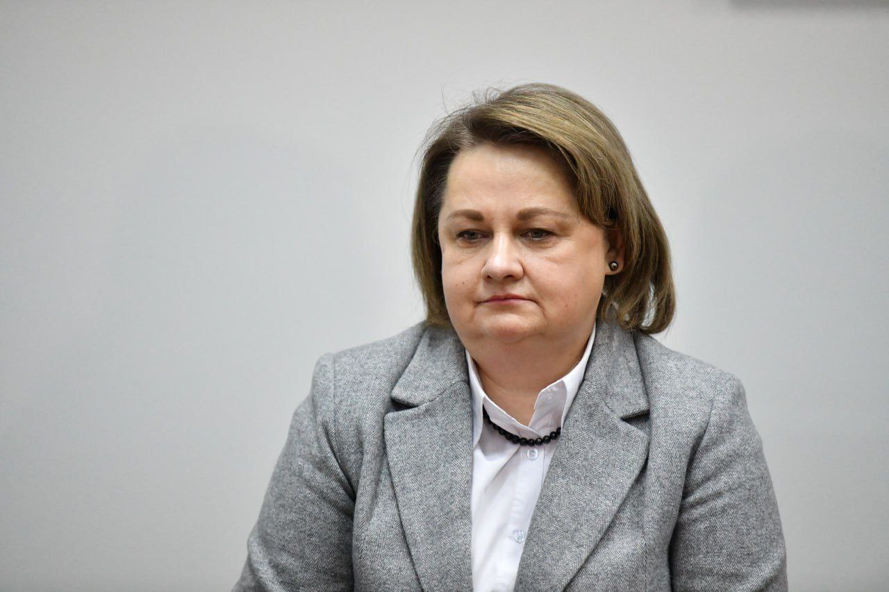 Заместитель директора по научной работе Института механики металлополимерных систем им В А Белого НАН Беларуси Виктория Подгорная в рамках брифинга сообщила об успешном внедрении научных разработок в производство В частности разработка фильтров по очистке газа от примесей уже успешно внедряется на производстве Два проекта института успешно прошли государственную научную экспертизу Один из них связан с переработкой отходов с утилизацией полимерных материалов с их повторным использованием а второй с шумопоглощающими материалами разрабатываемыми по запросу Белорусской железной дороги для снижения шумового воздействия на жителей городов Данная разработка также может быть применена для наших гомельских комбайнов В прошедшем году заключили более 200 хозяйственных договоров с предприятиями страны Институт тесно сотрудничает с Гомсельмашем БМЗ МТЗ Гродно Азот и другими предприятиями продолжает активно развивать сотрудничество и добиваться совместных успехов Подписывайтесь