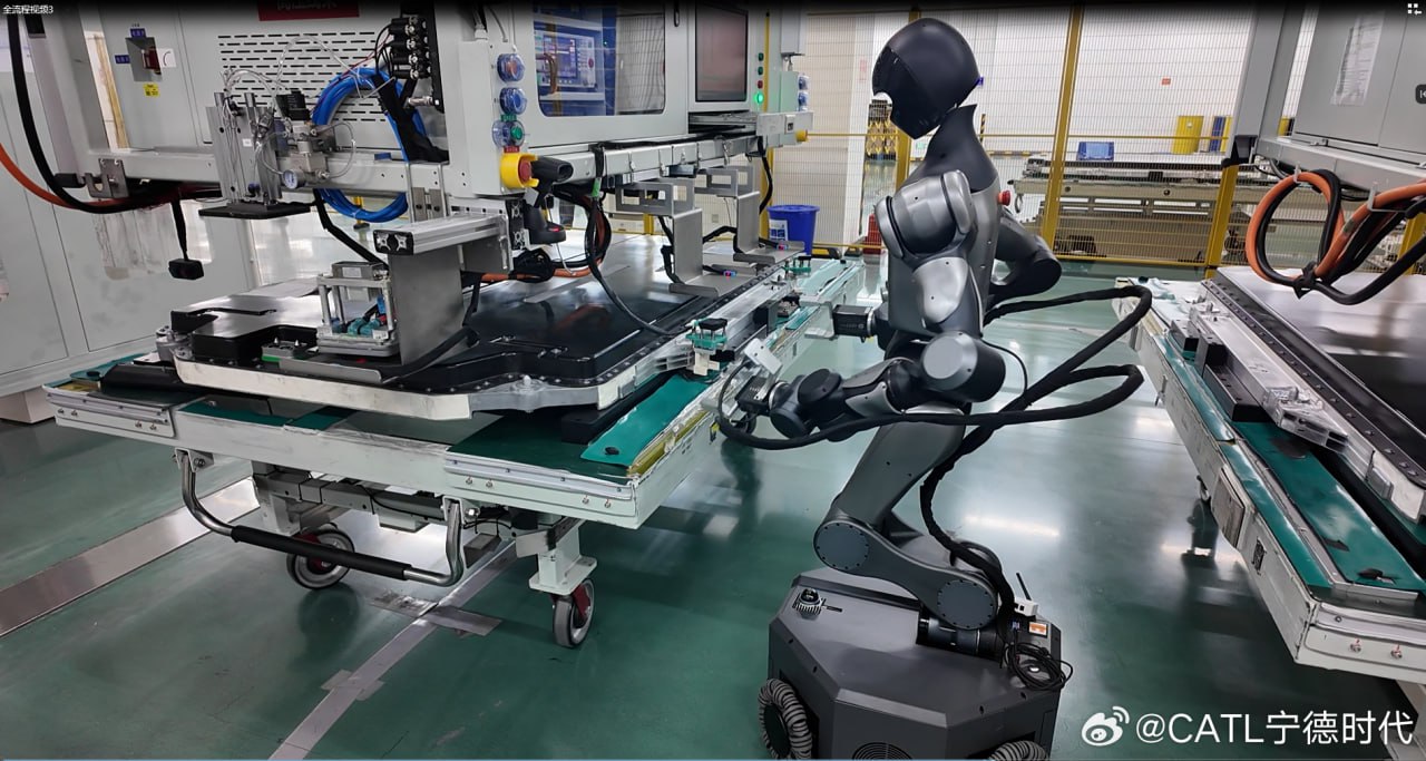 CATL стал первым среди производителей тяговых батарей кто поставил на конвейер гуманоидных роботов Человекоподобный робот по имени Сяо Мо заступил на дежурство на площадке батарейного гиганта в Чжэнчжоу Усовершенствованная сквозная модель визуального языкового и двигательного восприятия дает гуманоиду мощные возможности для понимания задач Пока его поставили на установку разъемов батареи где и до этого использовался только ручной труд Робот делает эту работу с качеством превышающим 99 При этом время его рабочего цикла полностью соответствует квалифицированным коллегам Смогут ли роботы полностью заменить человека при производстве батарей да это вопрос времени если и да то очень нескоро не без человека здесь никак GreenAgenda Наши чаты