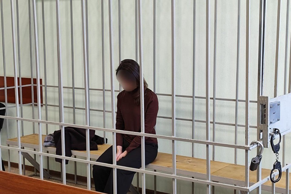  Проректора по учебной, воспитательной и молодежной политике Красноярского государственного медицинского университета Ирину Соловьеву перевели под домашний арест до 1 августа Пресс-служба судов напомнила, что ее обвиняют в мошенничестве с использованием своего служебного положения. Сотрудницу вуза задержали в апреле этого года. Тогда же ее поместили в СИЗО до 1 июня. По версии регионального Следственного комитета, с 2022 по 2024 год проректор, используя свое служебное положение, давала указания о начислении стимулирующих выплат своим подчиненным. Те, в свою очередь, отдавали эти деньги проректору. Соловьева уверяла, что эти средства она направит на обеспечение деятельности учреждения, однако на самом деле присваивала все себе. : CK