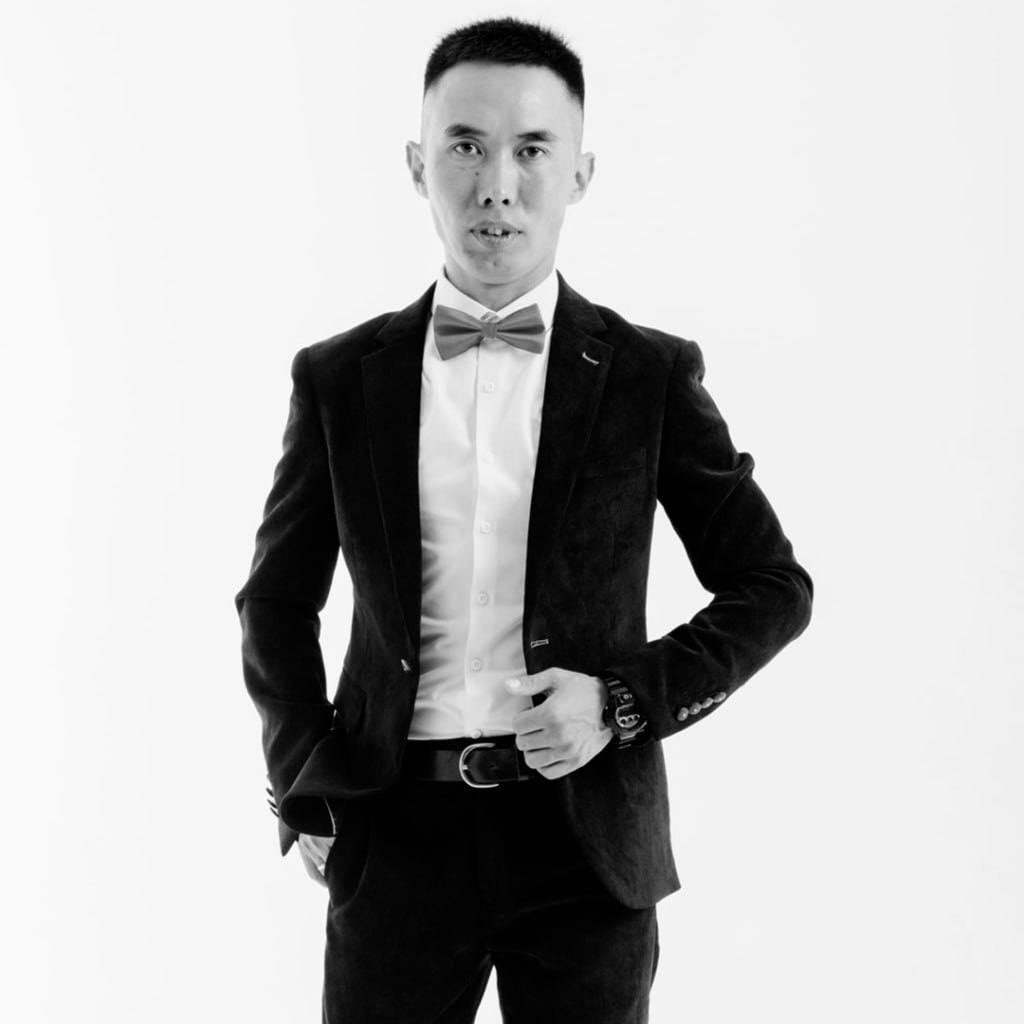 Валерий Гуляев погиб в ДТП Сегодня ночью в Хилокском районе Забайкальского края произошла трагедия — автомобиль сбил лошадь. В результате аварии погиб известный бурятский КВН-щик Валерий Гуляев. Ему было 37 лет. Двое пассажиров машины — супруга Валерия и их 32-летний друг — были госпитализированы с тяжёлыми травмами. Валерий Гуляев был не просто артистом — он был душой команды, человеком с большим сердцем и тонким чувством юмора. Двукратный чемпион Премьер-лиги КВН, участник Высшей лиги в составах команд «Хара Морин», «Буряты», «Для Вас» и коллектива «ЧИВА 03». У него остались жена и трое дочерей. Сейчас объявлен коллега и друг Валерия открыл сбор помощи. «Мы потеряли не просто друга. Мы потеряли часть своей команды, часть своей души… Валера был опорой, искренним и добрым человеком. Его смех, тепло и надёжность останутся с нами навсегда», — Чимит Жамьянов. Средства пойдут на поддержку семьи Валерия и помощь его супруге, нуждающейся в лечении: Сбербанк: Тинькофф Банк: Светлая память Валерию. Приносим соболезнования родным