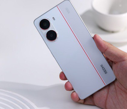 Среднебюджетник REDMI Turbo 5 POCO X8 Pro прошел сертификацию премьера состоится скоро В Китае прошел сертификацию пока еще не представленный смартфон REDMI Turbo 5 2511FRT34C сообщает ITHome Это значит что запуск устройства состоится в обозримом будущем Ожидается что новый аппарат выйдет с 6 6 дюймовым экраном металлической рамой процессором MediaTek Dimensity 8500 емким аккумулятором 7000 мА ч минимум и поддержкой быстрой проводной зарядки мощностью 100 Вт
