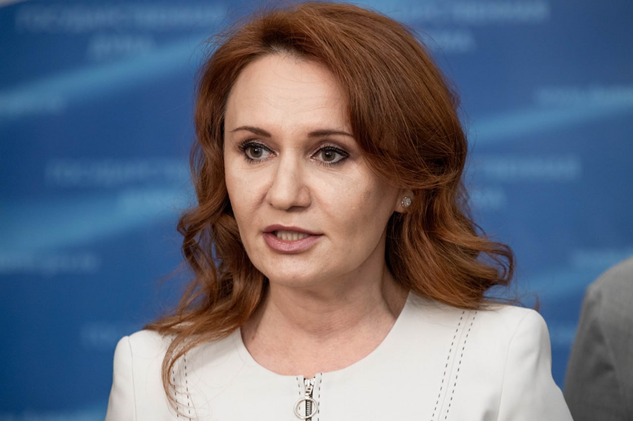 Лимит страхового возмещения по вкладам с безотзывными сберегательными сертификатами возрастёт Сегодня Государственная Дума планирует провести первое чтение законопроекта, который предлагает увеличение максимального лимита страхового возмещения по вкладам, удостоверенным безотзывными сберегательными сертификатами, с 1,4 миллиона до 2,8 миллиона рублей. Инициатива направлена на улучшение условий для вкладчиков и повышение их финансовой безопасности. Проект закона обусловлен необходимостью защиты интересов граждан и стимулирования долгосрочных вложений в банковскую систему. Вкладчики смогут размещать свои средства на срок более трех лет, получая при этом дополнительные гарантии со стороны государства. «В настоящее время максимальный размер страховки по таким вкладам составляет 1,4 миллиона. После принятия законопроекта лимит увеличится вдвое – до 2,8 млн. рублей. Одной из ключевых особенностей инициативы является то, что возмещение по таким вкладам будет выплачиваться отдельно от других видов вкладов и счетов. Это значит, что при закрытии или банкротстве банка владельцы безотзывных сертификатов будут иметь возможность получать страховые выплаты независимо от других своих финансовых активов. Такой подход значительно повысит привлекательность долгосрочных инвестиций», - прокомментировала депутат Государственной Думы Светлана Бессараб.
