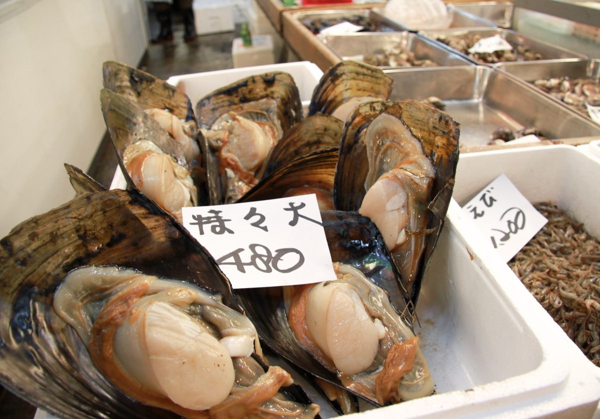 Китай согласился начать процедуру возобновления импорта морепродуктов из Японии Ожидается возобновление экспорта морепродуктов в Китай из 37 префектур, сообщило агентство Kyodo. 10 префектур, в отношении которых Китай ввел ограничения еще до аварии, не включены в список. Япония призывает к полному снятию запрета. Для регистрации японских компаний и фактического начала импорта потребуется несколько месяцев. Китай запретил импорт морепродуктов из Японии в августе 2023 года после начала сброса в океан воды с аварийной АЭС «Фукусима-1». Байки лаовая. Китай. Новости
