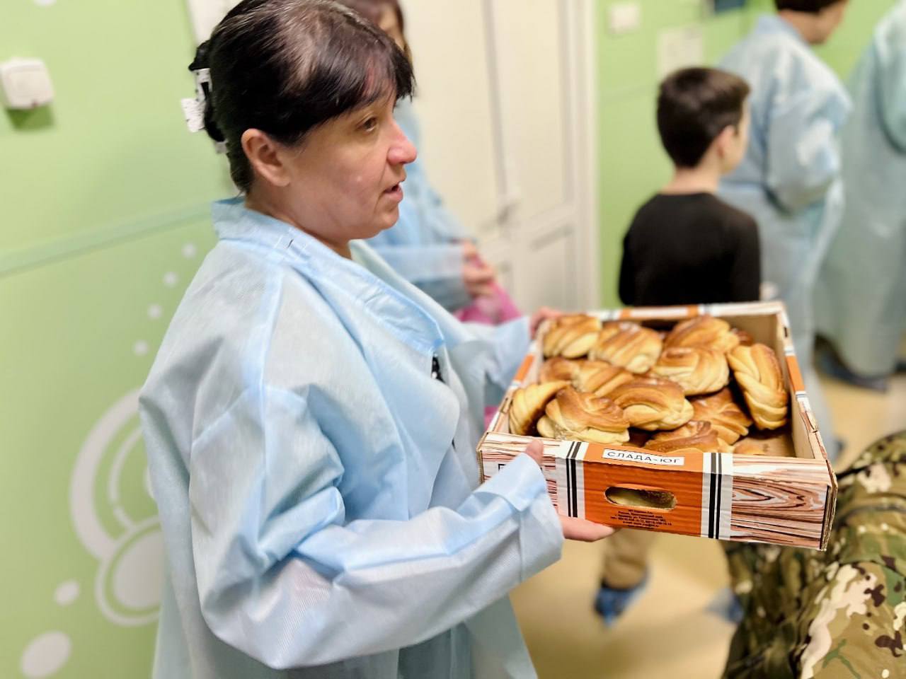 Пул 56 В Оренбуржье продолжается акция Марафон добрых дел 18 ноября в рамках Марафона добрых дел члены областного Комитета семей воинов Отечества КСВО совместно с волонтёрами автономной некоммерческой организации Братишка посетили военнослужащих проходящих реабилитацию в госпитале после ранений полученных в ходе специальной военной операции Участники акции передали бойцам домашнюю выпечку Военнослужащие с благодарностью приняли угощения однако по их словам наибольшее значение имело простое человеческое общение и осознание того что их подвиг не забыт с ними поддержка всей страны Людмила Марченко председатель КСВО подчеркнула важность таких встреч Участники встречи выразили бойцам слова глубокой благодарности и восхищения Мы пожелали им скорейшего выздоровления и подробнее на канале Пул 56