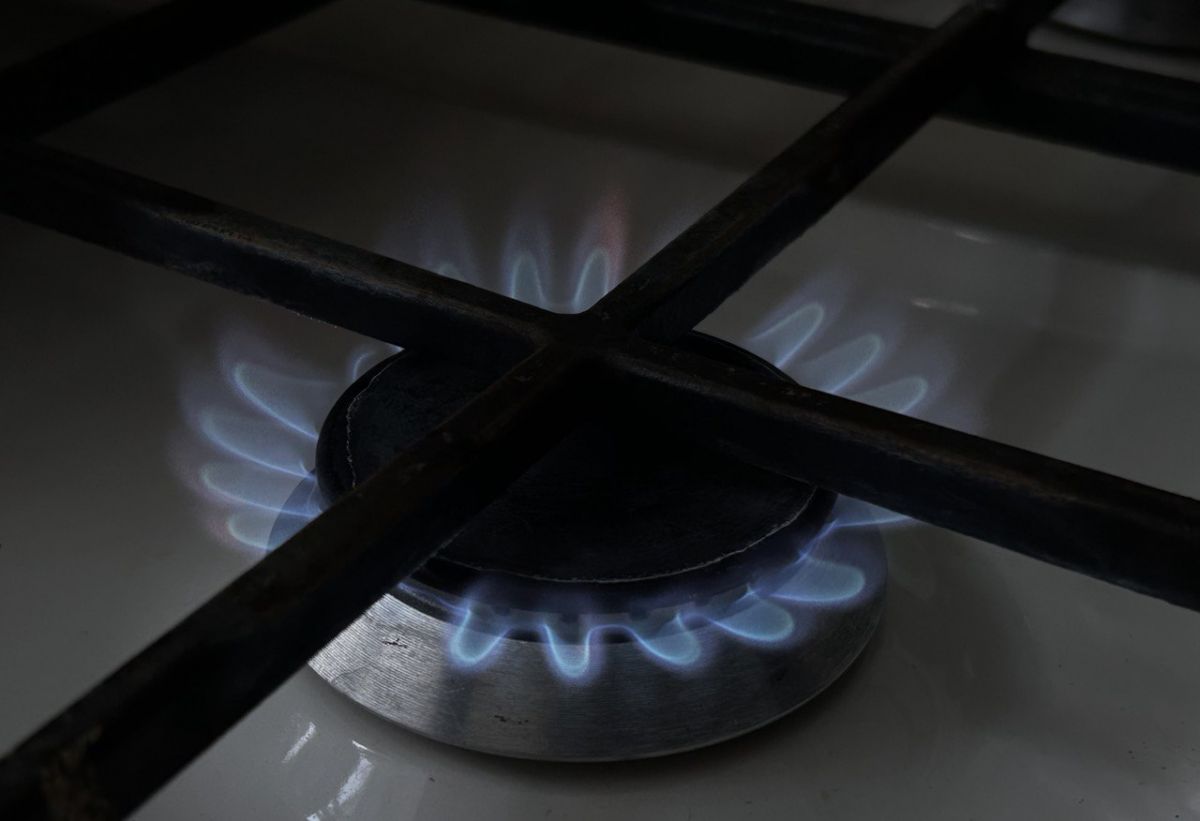 Об утечке газа на Депутатской, унесшей жизни троих местных жителей, сообщают воронежцы По словам очевидцев, погибли женщина и семейная пара. А жители дома №14 по улице Депутатской останутся без газа до 5 мая, так как ликвидировать последствия утечки не могут из-за праздничных выходных. Корреспондент «ВН» уточняет информацию в пресс-службе регионального СУ СК. ↗ Прислать новость Подписаться
