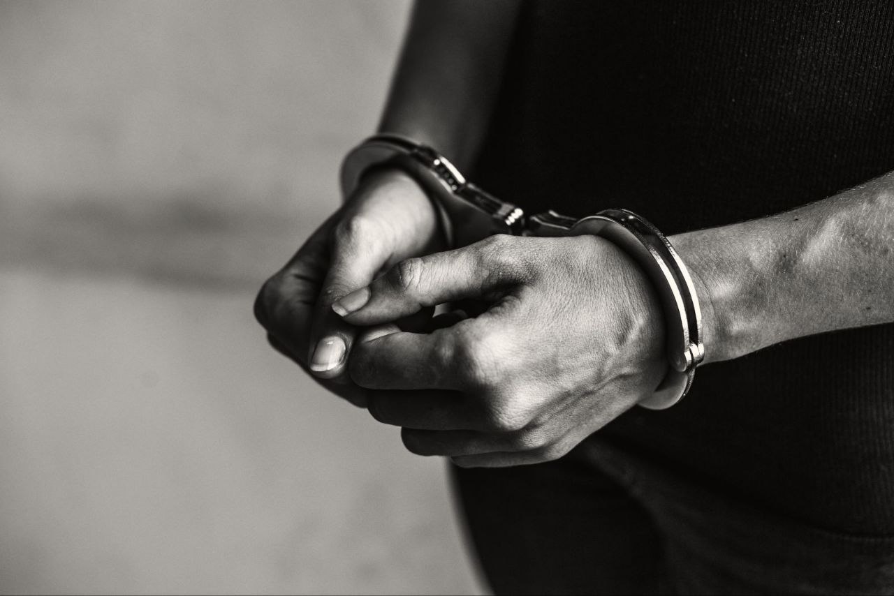 Дедушкино наследство довело приморца до уголовного дела 34-летний мужчина из села Приозёрное Хорольского округа стал фигурантом уголовного дела по статье о незаконном хранении взрывчатых веществ ч. 1 ст. 222.1 УК РФ . Поводом для проверки стал сигнал от местных жителей, заподозривших неладное. При обыске в доме подозреваемого полиция обнаружила три тротиловые шашки промышленного производства массой 200 граммов каждая. Экспертиза подтвердила, что взрывчатка сохранила опасные свойства: шашки могли детонировать при наличии любого детонатора. Мужчина признался, что нашёл их 10 лет назад среди вещей покойного деда, решив оставить «на память». Несмотря на отсутствие злого умысла, хранение взрывчатых веществ без специального разрешения запрещено законом. В отношении мужчины избрана мера пресечения — подписка о невыезде. Дело направлено в суд, где будет решаться вопрос о мере ответственности.