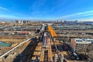 В Петербурге сегодня высокими темпами строится транспортный каркас города Об этом 13 мая заявил губернатор Александр Беглов выступая с отчётом о работе городского правительства в 2025 году Южная широтная магистраль готова на 65 идёт строительство трёх развязок Открыто движение по путепроводу у Петербургского шоссе Готовность Цимбалинского путепровода составляет 55 Магистраль М 32 которая соединит Приморское шоссе и перспективную трассу М 49 готова на 35 В 2027 году все эти проекты будут завершены подчеркнул губернатор Наши новости в Телеграм VК ОK MAX