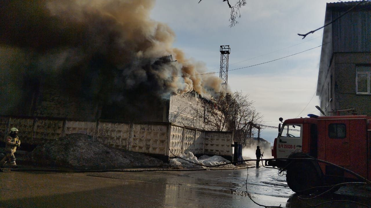 В Корсакове по улице Свердлова, 52  произошло возгорание частного складского помещения.  ООО «Корсаковский транспортно-логистический парк» .  Огонь распространился в здании площадью 30×15 метров. На хранении здесь находились автопокрышки и  мототехника.    Пострадавших нет, горючих и взвыровопасных веществ тоже.   Уважаемые жители! Сохраняйте, пожалуйста, спокойствие.   На месте работают пожарные!