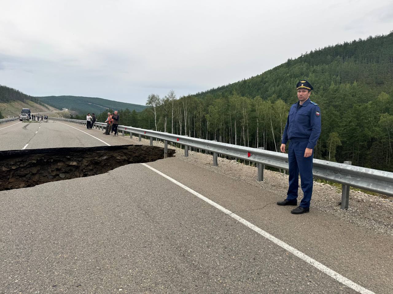 Тындинская городская прокуратура начала проверку по факту разрушения проезжей части федеральной автомобильной дороги «Лена»  Установлено, что в связи с разрушением дорожного полотна на участке федеральной автомобильной дороги А-360 «Лена» км 39+000 - км 160+000 с 16:15 часов 05 августа введено ограничение движения всех видов транспорта.   На место для координации работы аварийных служб выехал заместитель городского прокурора Дмитрий Бондарев.  В ходе проверки прокуратура даст оценку соблюдению собственником дороги, эксплуатирующей организацией требований законодательства о дорожной деятельности, безопасности дорожного движения, в том числе на предмет своевременности и достаточности сил и средств, привлеченных для восстановления дороги.  Ход и результаты проверки поставлены на контроль в прокуратуре области.