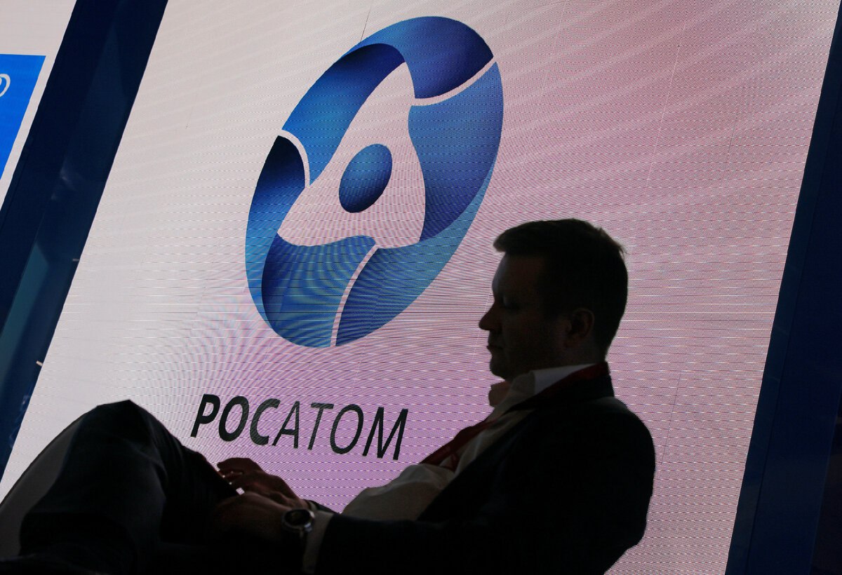 Финские Fortum и Outokumpu увязли в претензиях "Росатома" Структуры "Росатома" — "ТВЭЛ", "Русатом энерго интернешнл" и RAOS Projects Oy — подали в Арбитражный суд Москвы иск к финской энергокомпании Fortum и производителю стали Outokumpu на сумму 227,8 млрд рублей. Заявление подано 30 апреля, дата рассмотрения пока не назначена, следует из картотеки дел. В "Росатоме" сообщили, что иск касается возмещения убытков, которые возникли из-за досрочного расторжения контракта на строительство АЭС "Ханхикиви-1". Кроме того, по причине нарушения акционерного соглашения, топливного контракта и отказа в возврате займа. Контракт на строительство АЭС "Ханхикиви" был расторгнут весной 2022 года. Гендиректор компании Fennovoima Иоаким Шпехт объяснял расторжение контракта риском переноса сроков реализации проекта. Будто бы "Росатом" еще в начале 2022 года предупредил об этом финскую сторону. С тех пор стороны ведут разбирательства в разных инстанциях, пытаясь взыскать средства, затраченные на реализацию проекта. В частности, Fennovoima требует через международный арбитраж вернуть ей 1,75 млрд евро аванса, а "Росатом" подал серию исков на 3 млрд евро, чтобы вернуть потраченные на проект средства, а также компенсировать размытую после допэмиссии долю в капитале Fennovoima. "Росатом" отметил, что в декабре 2022 года Совет по урегулированию споров подтвердил, что EPC-контракт был неправомерно расторгнут заказчиком в одностороннем порядке. Сейчас "Росатом" работает над возмещением ущерба. Финский Fortum владеет крупными активами в России, в частности, компании принадлежит 98,23% акций "Форвард энерго", которые с весны 2023 года находятся в управлении Росимущества. Несмотря на то, что активы были списаны с баланса Fortum исходит из того, что до сих пор владеет ими, говорил в апреле глава компании Маркус Раурамо.