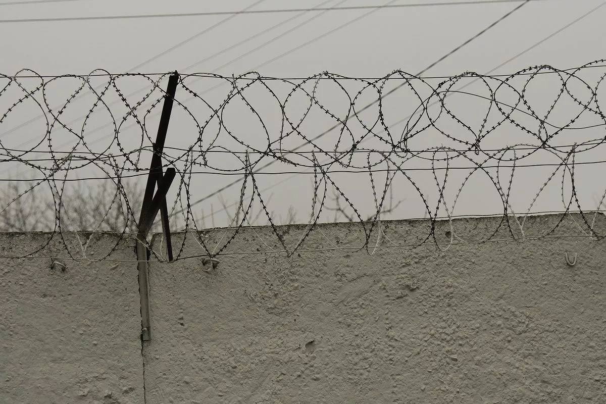 Краснодарец осужден на 7 лет за призывы поджечь здание прокуратуры 3 года назад 36 летний Марат Барашкин разместил в мессенджере публикацию с призывом поджечь здание прокуратуры Санкт Петербурга Позже он вступил в переписку с представителем запрещённой террористической организации и заявил о желании присоединиться к ней предоставив свои личные данные Действия мужчины были пресечены сотрудниками ФСБ Суд приговорил Барашкина к 7 годам лишения свободы первые 2 года он проведёт в тюрьме оставшийся срок в колонии строгого режима Кубанские Новости Мы в MAX