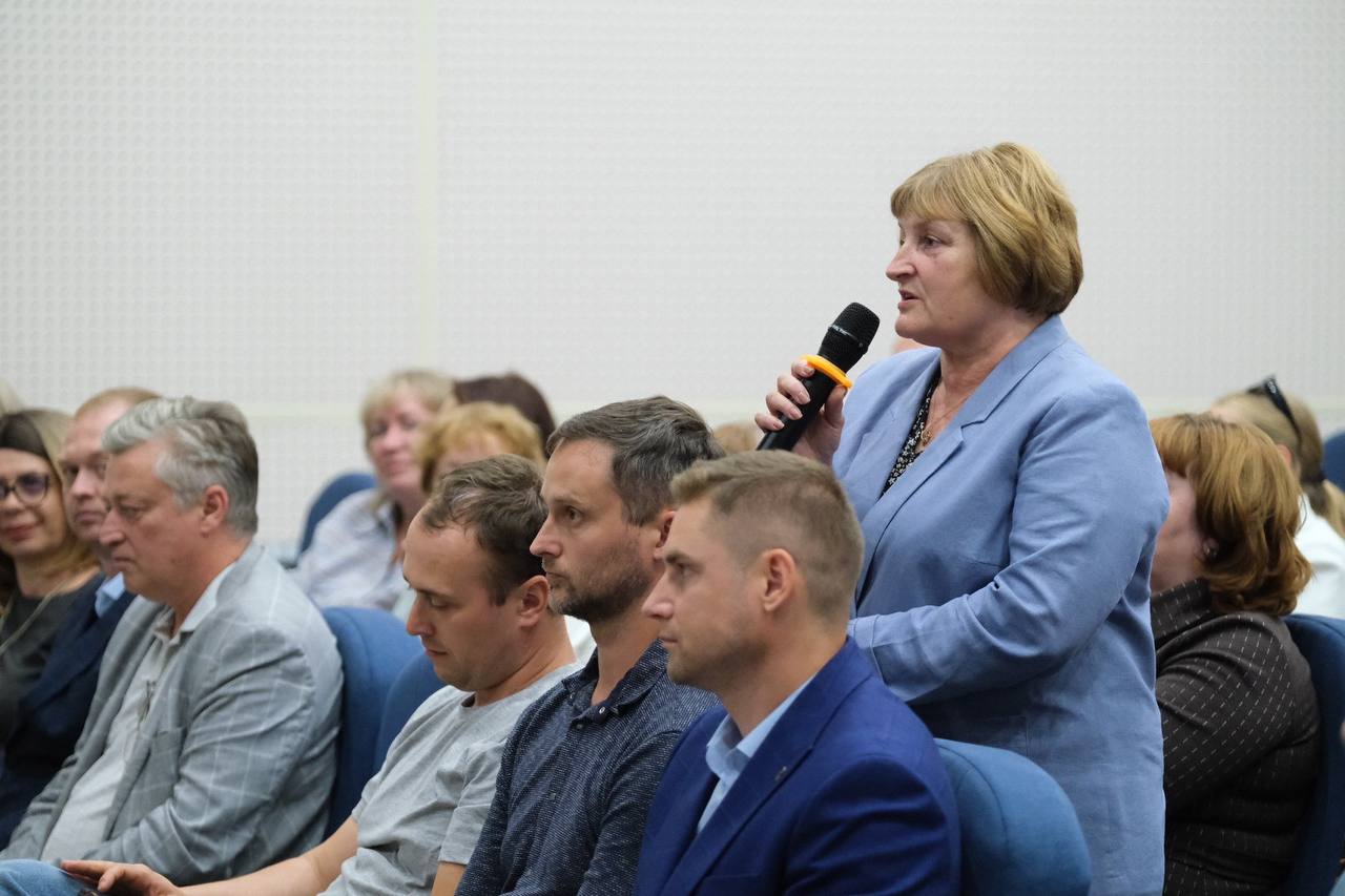 В деревне Сырково Новгородского округа будут построены новые сети водоснабжения Накануне сообщил об этом жителям округа. Вся необходимая проектно-сметная документация подготовлена, выделены финансовые ресурсы, а теперь администрация займётся проведением необходимых закупок и контролем всех этапов работ. Благодаря этому будет возможно подключение к сетям водоснабжения около сотни домов. Параллельно планируется строительство объектов коммунальной инфраструктуры в Григорове и Плетнихе. Общая стоимость этих трех проектов составляет более 300 миллионов рублей. Денежные средства заложены, поэтому надеюсь, что в следующем году жители этих населенных пунктов смогут начать подключение своих домов к сетям. В муниципальном округе развивается также и социальная сфера: До конца этого года в деревне Толстиково откроется фельдшерско-акушерский пункт. Сейчас его оборудуют всеми необходимыми коммуникациями, далее последует благоустройство территории и обеспечение медицинским оборудованием. В детском саду деревни Ермолино идет капитальный ремонт. После администрация округа обустроит территорию, чтобы уже осенью дети пошли в уютный обновлённый детский сад. С Новгородским округом я хорошо знаком, ведь когда-то курировал его, но и после поддерживаю связь с депутатами и интересуюсь его жизнью. Встреча прошла искренне и открыто: людям важно видеть реальные шаги по улучшению жизни в родных местах. Будем продолжать нашу совместную работу над развитием региона!