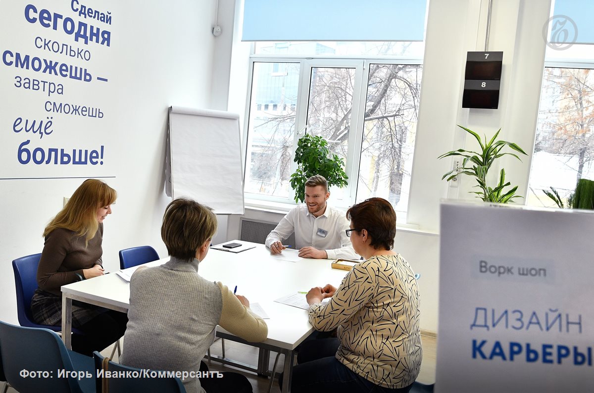 Большинство рекрутеров с подозрением относятся к соискателям меняющим работу чаще чем раз в год следует из данных свежего опроса SuperJob Так 43 опрошенных с подозрением относятся к соискателям переходящим с места на место чаще чем раз в полгода еще 31 чаще чем раз в год Не лучше они оценивают и большие перерывы в работе без уважительной причины это заставляет HR менеджеров сомневаться в компетентности специалиста В то же время сами работники не видят в частой смене работы ничего плохого Пока доступный в РФ объем вакансий позволяет им регулярно переходить из одной компании в другую в большинстве отраслей это в частности считается одним из способов обеспечить себе более быстрый карьерный и зарплатный рост Подписывайтесь на Ъ в Telegram в MAX Оставляйте бусты