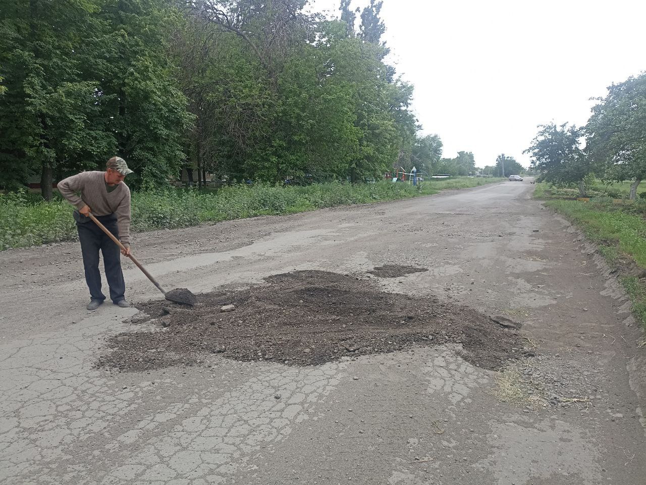 Сегодня работниками отдела пгт Новодарьевка Администрации городского округа город Ровеньки выполнены работы по подсыпке каменным материалом выбоин в дорожном полотне по ул. Транспортная. ↪Выполненные работы позволят обеспечить безопасность дорожного движения.