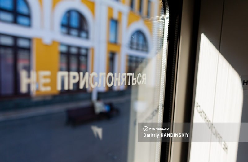 РЖД отменят поезд Томск — Новосибирск. Его заменит другой — без кондиционера и биотуалета vtomske.ru/news/210705 Со 2 августа между Новокузнецком и Новосибирском с остановкой в Томске будет курсировать новый поезд №309/310. Состав будет ходить через день. Из-за этого со 2 августа прекратит курсирование поезд №409Н/409И Томск — Новокузнецк, а с 3 августа — поезд №869/870 Томск — Новосибирск — Томск. Дорога из Томска до Новосибирска подорожает. В поезде, который ездит сейчас, можно купить билет за 1 100 рублей в одну сторону. Вагоны новые есть кондиционер, биотуалеты , только с сидячими местами. А в поезде, который начнет ездить с августа, минимальная стоимость билета составит 1 745 рублей. Будут доступны только плацкартный или купейный вагоны. Условия в дороге ухудшатся: вагоны будут без кондиционера и биотуалета. Эта информация указана на сайте РЖД при покупке билета. Про купе для инвалидов написано: «Кондиционер в вагоне. Наличие биотуалета не гарантировано». А когда-то РЖД рассматривали возможность запуска поезда «Ласточка» из Новосибирска в Томск. Даже презентация составов проходила в городе. Так в планах все и осталось. #томск #новоститомска Прислать новость