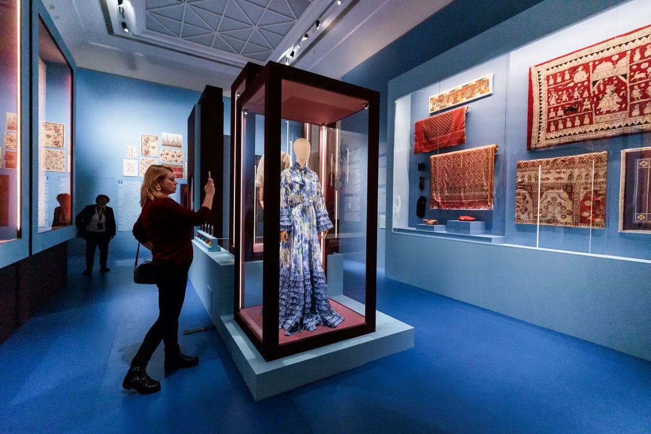 В Москве проходит масштабная международная выставка Индия Ткань времени Экспозиция повествует о том как традиции индийского ткачества меняли и продолжают менять индустрию моды во всём мире Кураторы Людмила Алябьева и Екатерина Шинкарева провели Сноб по площадке в Царицыно и рассказали про самые интересные экспонаты Современным эхом раздаётся в зазеркалье зала одежда восходящая к роскошным домашним одеяниям из Индии Именно они стали прообразами шёлковых комплектов Chanel символом тренда на пижамный шик А ведь пижама пришла в Европу из колониальной Индии И лишь потом её статус модного и эмансипированного атрибута одежды закрепила легендарная Коко Фото Наталья Мущинкина пресс служба музея заповедника Царицыно snobru