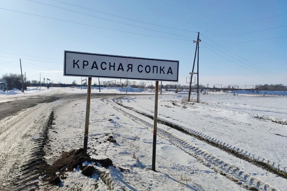 Следственный комитет закрывает уголовное дело в отношении Виктории Виноградовой. Женщину подозревали в гибели трехмесячного ребенка в феврале 2025 года. После всех экспертиз стало понятно: смерть не носит насильственный характер и наступила в результате механической асфиксии из-за закрытия дыхательных путей содержимым желудка.    Напомним, что о семье Виноградовых из села Красная Сопка  Назаровский округ  заговорили в сентябре 2024 года. В течение суток там, один за другим, скончались четверо детей.    Обвинение предъявили главе семьи – Дмитрию Виноградову. Это он обработал помещения в квартире дихлофосом от мух, нарушив технику безопасности. не проветрил комнаты как следует и не организовал влажную уборку. Позже эксперты нашли следы инсектицида повсюду: на еде, посуде, одежде и мебели. Отравляющие вещества попали в организм всех домочадцев.     : СК